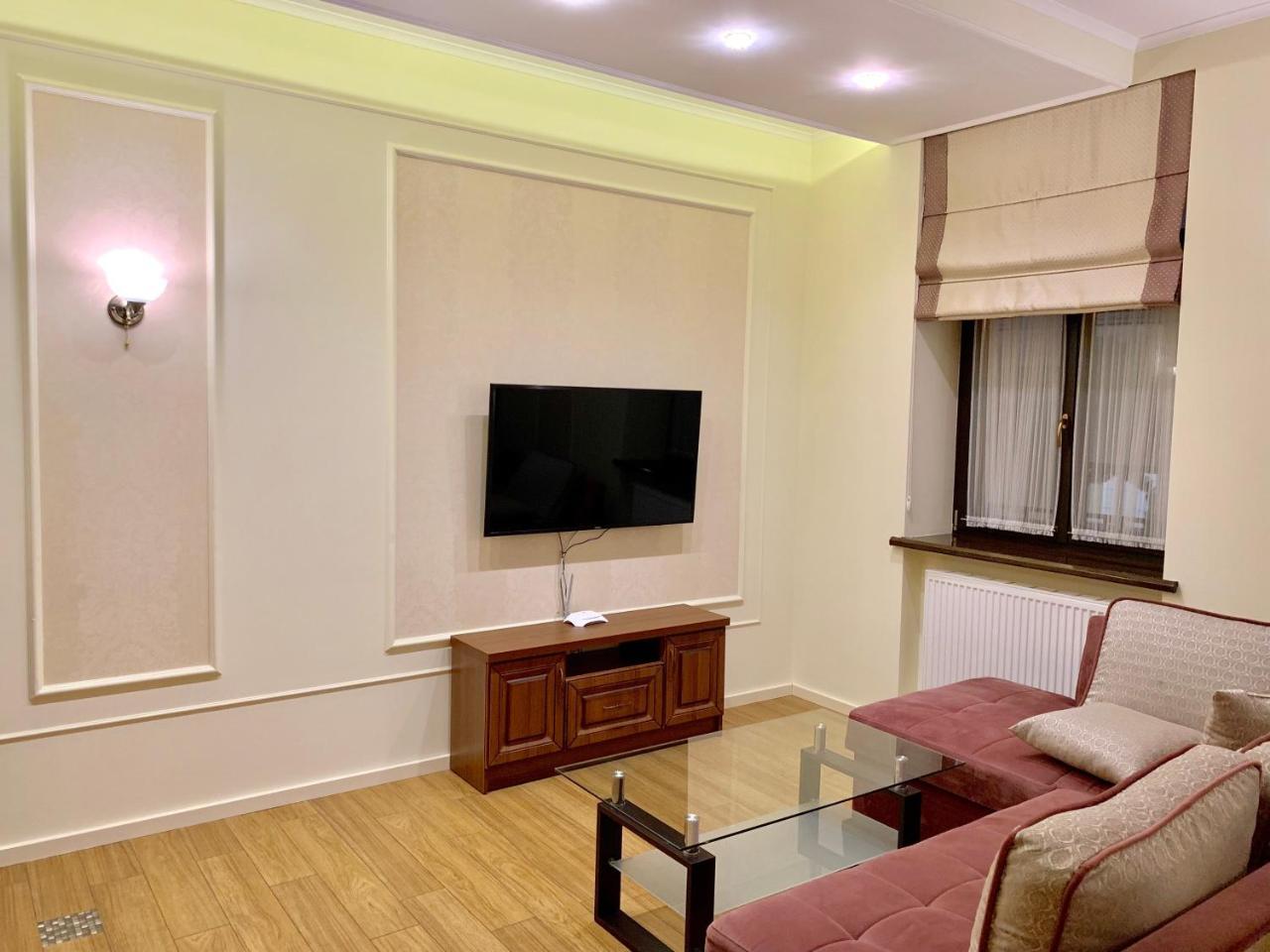 Two-Bedroom On Lesi Ukrainky 리비프 외부 사진